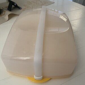 Tupperware Cake/Cupcake tote with cover and handle